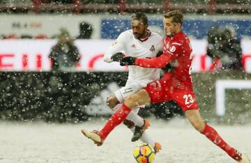 Manuel Fernandes of FC Lokomotiv Moscow vies for the ball with Dmitri Kombarov of FC Spartak Moscow during the Russian Premier League match between FC Lokomotiv Moscow and FC Spartak Moscow at Lokomotiv stadium on March 4, 2018 in Moscow, Russia.