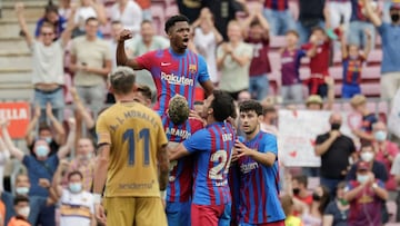 GRAF9484. BARCELONA, 26/09/2021.- El delantero del Fc Barcelona Ansu Fati (detr&aacute;s) celebra su gol durante el partido correspondiente a la s&eacute;ptima jornada de LaLiga Santander de Primera Divisi&oacute;n disputado en el estadio Camp Nou entre F