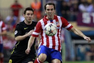  El defensa uruguayo del Atlético de Madrid Diego Godín controla el balón ante el delantero argentino del FC Barcelona Lionel Messi durante el partido de vuelta de cuartos de final de la Liga de Campeones que se disputa esta noche en el estadio Vicente Calderón.