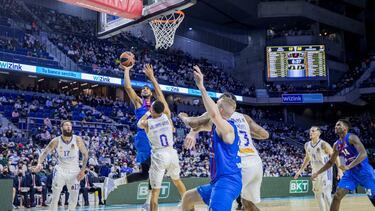 Brandon Davies lanza ante Nigel Williams-Goss durante el Real Madrid-Barcelona.