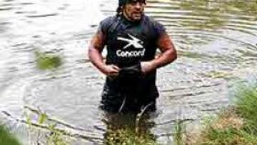 <b>ENFADO.</B> Su caída al agua provocó un tremendo enfado en Maradona.