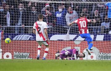 Correa marca el 2-0 al Rayo Vallecano. 