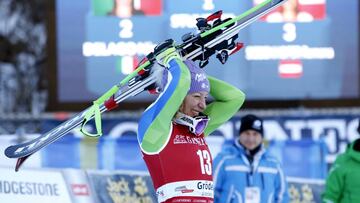 Stuhec celebra su triunfo en la Copa del Mundo de esqu&iacute; alpino.