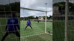 El desafío de remates de Vidal a un arquero juvenil del Barça