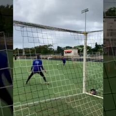 El desafío de remates de Vidal a un arquero juvenil del Barça