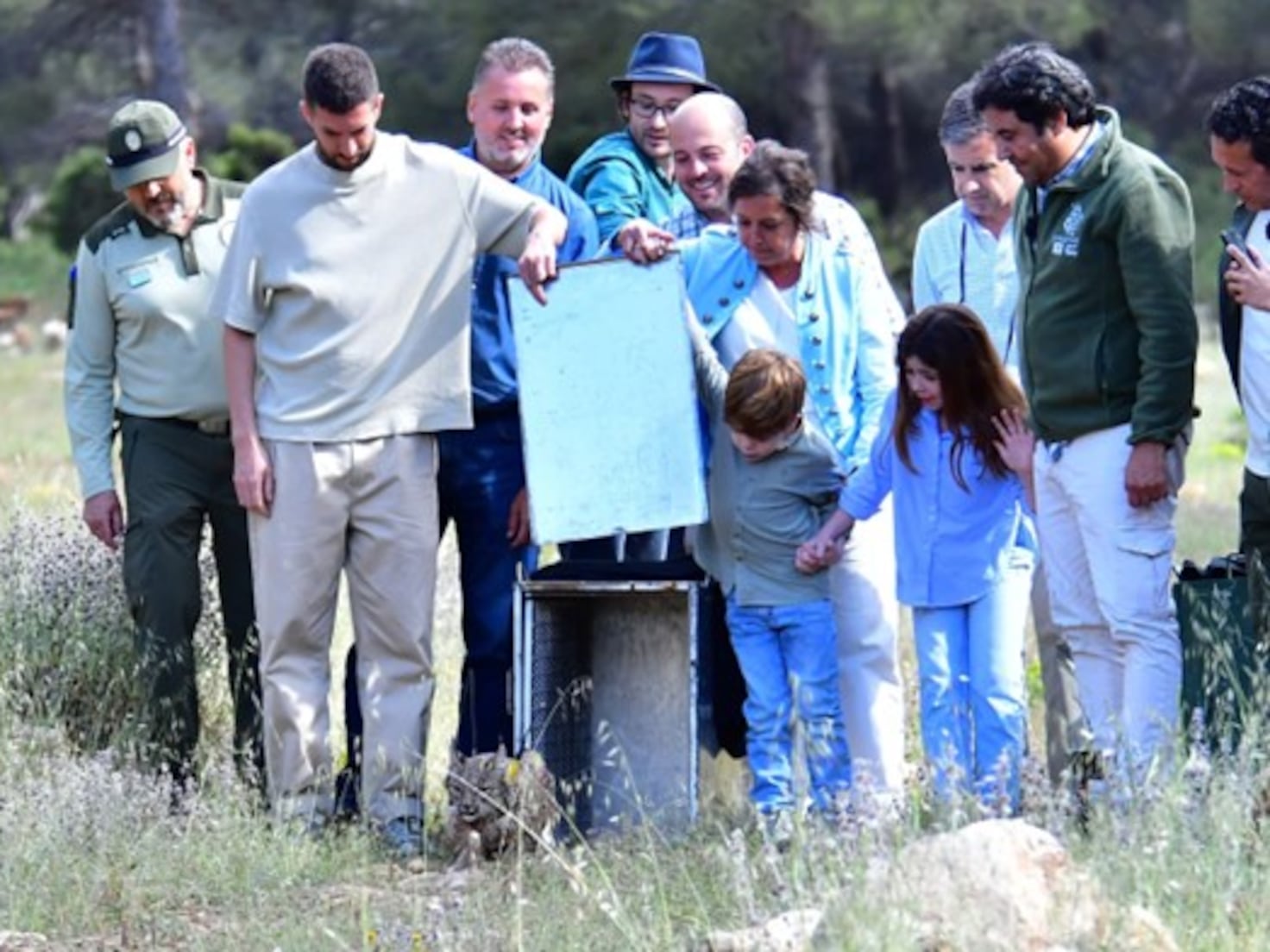 David Broncano y su novia, Silvia Alonso, participan en la liberación de dos nuevos cachorros de lince - AS.com