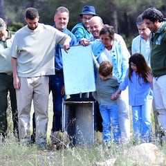 David Broncano y su novia, Silvia Alonso, participan en la liberación de dos nuevos cachorros de lince