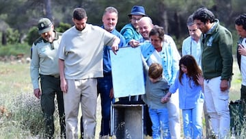 David Broncano y su novia, Silvia Alonso, participan en la liberación de dos nuevos cachorros de lince