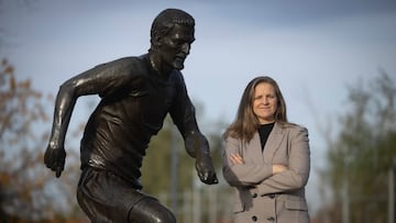 Amparo Guti¨¦rrez, exjugadora y directora deportiva del Sevilla, posa junto a la estatua de Antonio Puerta.