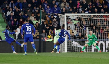 1-1. Tras varios centros al rea del Barcelona, Couba da Costa remata el ltimo, desva I?aki Pe?a con la mano y Mauro Arambarri atento marca el gol del empate.