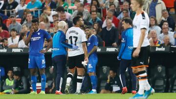 Coquelin, retirándose del partido contra el Sevilla en Mestalla.