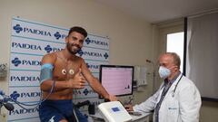 Maximiano pasando reconocimiento médico con la Lazio.