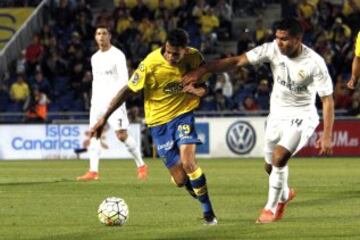 Casemiro pelea el balón con Nili.