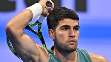 Doha (Qatar), 19/02/2025.- Carlos Alcaraz of Spain in action against Luca Nardi of Italy during the round of 16 at the ATP Qatar Open tennis tournament in Doha, Qatar, 19 February 2025. (Tenis, Italia, España, Catar) EFE/EPA/NOUSHAD THEKKAYIL
