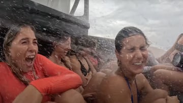 Surfistas de Roxy mojadas por el agua en un barco