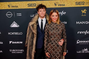 Macarena Gómez y Aldo Comas, posando en la alfombra roja de los Premios Ondas 2025.