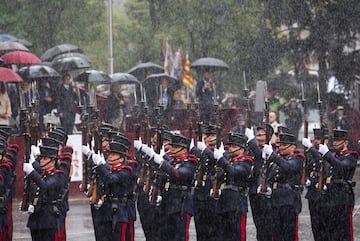 Miembros del ejército español bajo la lluvia de Madrid.