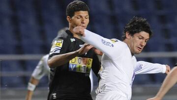 Miljan Mrdakovic, de blanco, pelea por un bal&oacute;n jugando para el Guimaraes.