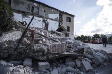 ITA48 FONTE DEL CAMPO (ITALIA) 24/08/2016.- Vista de varios edificios derrumbados por el terremoto que sacudió Fonte del Campo, cerca de Accumoli, en el centro de Italia, hoy, 24 de agosto de 2016. Al menos 38 personas murieron y decenas están heridas o desaparecidas en el devastador terremoto de 6 grados que esta madrugada sacudió el centro de Italia y que ha recordado al trágico seísmo que asoló la cercana zona de L'Aquila en 2009, en el que hubo más de 300 muertos. EFE/Angelo Carconi