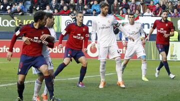 Diego López detiene un disparo de Armenteros.