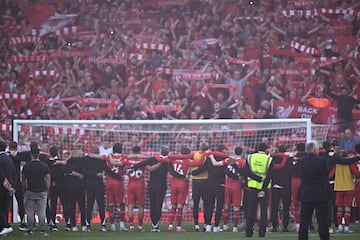 Los Reds celebran el t¨ªtulo n¨²mero 20 de liga tras golear al Tottenham 5-1 en el estadio de Anfield.
