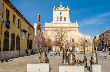 Esta escuela catedralicia fue el primer centro de educación superior de España reconocido por la corona lo cual implicaba una asignación anual para su mantenimiento, algo que ya se estaba haciendo en las universidades de Oxford, París o Bolonia. El rey Alfonso VIII falleció en 1214 sin haber firmado un documento fundacional expreso lo que supuso el declive de la institución junto a que el sucesor en el trono, Alfonso IX, trasladó la universidad a Salamanca cuatro años después. Las enseñanzas se centraban en la teología, los estudios jurídicos y las artes. De entre sus alumnos destacados está el dominico Santo Domingo de Guzmán. En la actualidad, no existe ningún edificio histórico, pero en la plaza de San Pablo se encuentra un grupo escultórico en homenaje a la antigua universidad de Palencia (en la foto). 