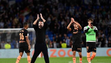 Valencia's Italian coach Gennaro Gattuso (L) applauds at the end of the Spanish league football match between Real Sociedad and Valencia CF at the Anoeta stadium in San Sebastian on November 6, 2022. - The match ended 1-1. (Photo by ANDER GILLENEA / AFP)