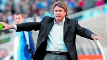 <b>SE ALEJA. </b>Esteban Vigo dirige a su equipo en uno de los encuentros disputados por el Xerez la pasada temporada.