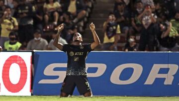 Roger Martínez festeja un gol con el América