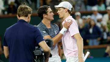 INDIAN WELLS (United States), 11/03/2026.- Jannik Sinner of Italy (R) greets Joao Fonseca of Brazil (C) at the net after winning match point during their mens singles match on day 7 of the BNP Paribas Open tennis tournament in Indian Wells, California, USA, 10 March 2026. (Tenis, Brasil, Italia) EFE/EPA/JOHN G. MABANGLO