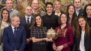 La Reina Letizia posa junto con las jugadoras del LiberBank Gij&oacute;n, campeonas de la Copa de la Reina de Balonmano.