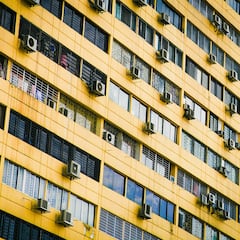 La Ley de Propiedad Horizontal lo confirma: si un vecino pone un aire acondicionado en la fachada, puedes apelar al artículo 7