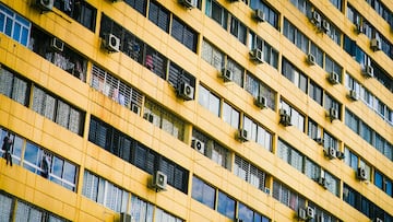 La Ley de Propiedad Horizontal lo confirma: si un vecino pone un aire acondicionado en la fachada, puedes apelar al artículo 7