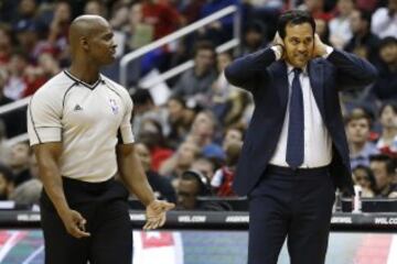 El entrenador de los Miami Heat Erik Spoelstra reacciona ante unas palabras del árbitro Dedric Taylor.