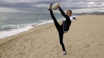 Ona Carbonell, durante un entrenamiento en una playa de Barcelona.