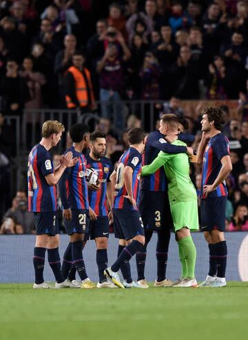 Homenaje a Piqué después del partido.
