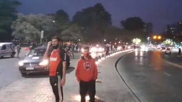 Así fue el banderazo de los seguidores leprosos para llamar la atención del jugador del Barcelona, que decide su futuro en los próximos días.