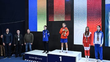 Adriana Muñoz en el podio con su medalla de oro en el Europeo Sub-15.