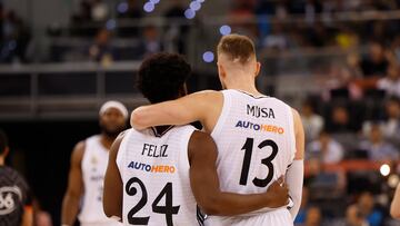 Andrés Feliz y Dzanan Musa se abrazan durante un partido.