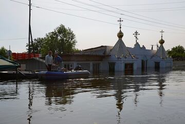 Evacuación de residentes de un área inundada tras el colapso de la represa de Nova Kakhovka en el curso del conflicto entre Rusia y Ucrania, en la ciudad de Hola Prystan en la región de Jersón.