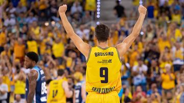 Las Palmas de Gran Canaria, 03/05/2023.- El alero argentino del Gran Canaria, Nico Brussino celebra una acción en el partido ante el Turk Telecom, correspondiente a la final de la Eurocopa que disputan hoy miércoles frente al Gran Canaria en el Gran Canaria Arena. EFE/ Quique Curbelo.
