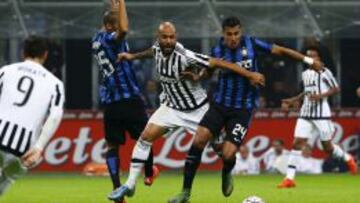 Juventus&#039; Simone Zaza (C) challenges Jeison Murillo (R) and Joao Miranda of Inter Milan during the Italian Serie A soccer match at the San Siro stadium in Milan, Italy, October 18, 2015. REUTERS/Stefano Rellandini 