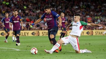 Martín Aguirregabiria roba un balón a Luis Suárez en el duelo entre Alavés y Barcelona.