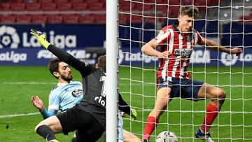 Facundo Ferreyra remata ante Jan Oblak y Marcos Llorente en el tanto que supuso el empate 2-2 del Celta ante el Atlético de Madrid.