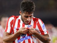 BENGASI, 10/10/2025.- Carlos Martín besa el escudo tras marcar el gol del Atlético. El Atlético de Madrid disputó este viernes un encuentro amistoso ante el Inter de Milán en el Estadio Internacional de Bengasi. Tras los 90 minutos reglamentarios, en los que ambos equipos empataron a un gol, el conjunto de Simeone se llevó la victoria en la tanda de penaltis (4-2). EFE/Atlético de Madrid SOLO USO EDITORIAL/SOLO USO DISPONIBLE PARA ILUSTRAR LA NOTICIA QUE ACOMPAÑA/(CRÉDITO OBLIGATORIO)