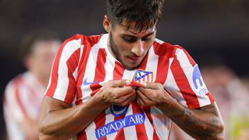 Carlos Martín besa el escudo tras marcar el gol del Atlético.