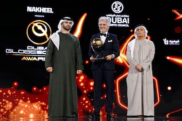 Xavier Puig Hernández recibe el premio para el Barcelona como mejor equipo femenino.