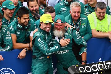 Fernando Alonso celebró su segunda plaza en el podio del Gran Premio de Canadá con todo el equipo de Aston Martin, después de una dura batalla con Lewis Hamilton en la que salió ganador.