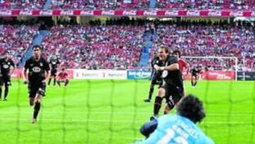 <b>EN ATAQUE, LETALES. </b>Forlán anotó de penalti frente al Benfica. El Atlético sigue siendo un equipo mortífero en ataque.