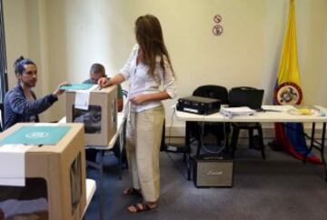 Una ciudadana colombiana vota en el consulado de su país en Barcelona.